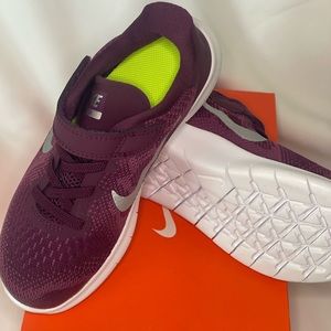 NWOT Nike Free Run RN 2017 (PSV) girls ax 12.5C Bordeaux-Burgundy/metallic silvr